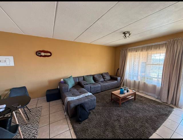 2 BEDROOM TOWNHOUSE FOR SALE IN VANDERBIJLPARK SE 2